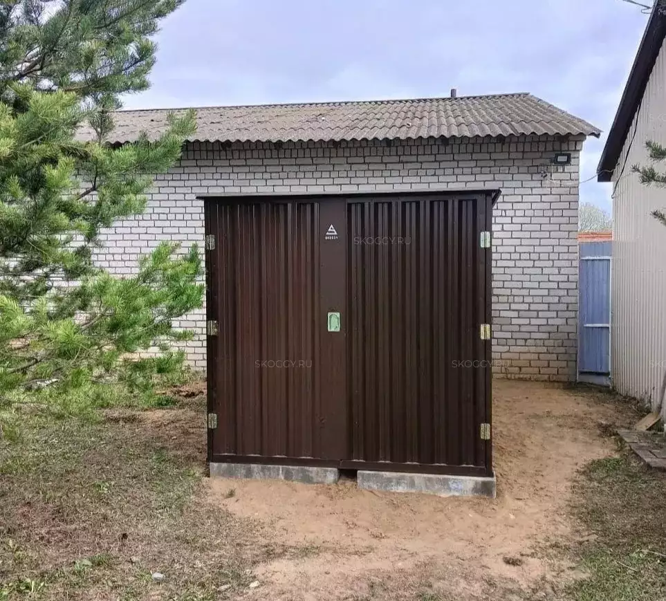 Хозблок для хранения вещей с плоской крышей в шоколадном цвете в дер. Душилово, Ростовский р-н, Ярославская область