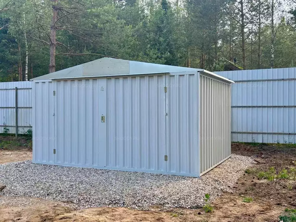 Широкий хозблок для стройматериалов в светло-сером цвете в СНТ Людмила, Одинцовский р-н, МО