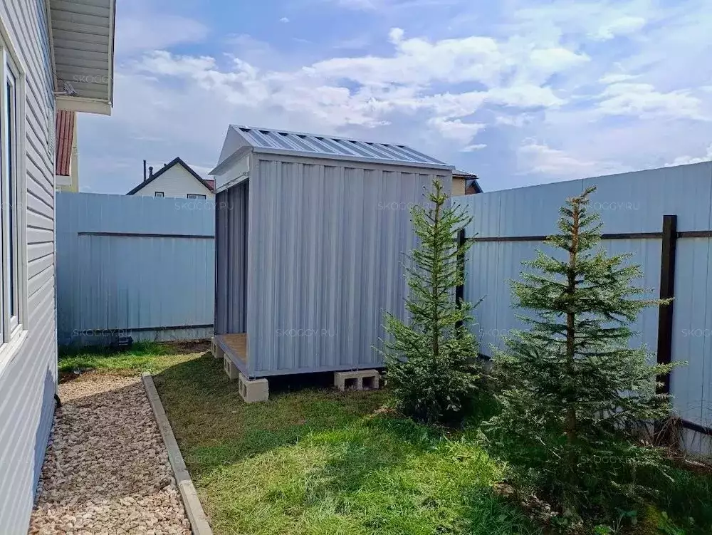 Компактный хозблок для хозяйственных принадлежностей в сером цвете в дер. Оксино, г.о. Чехов, МО