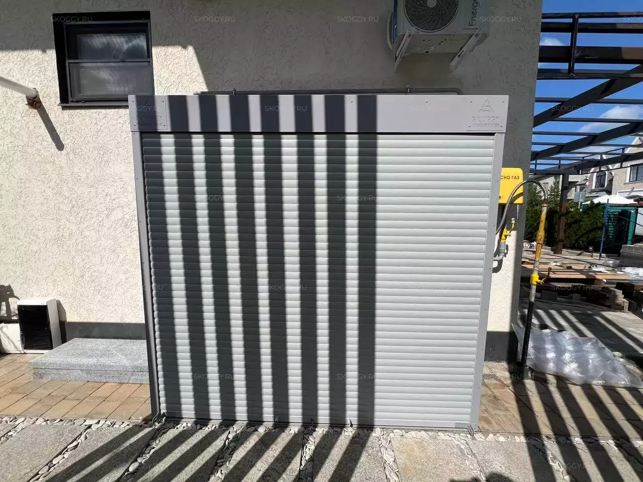 Шкаф для садового инвентаря в светлом сером цвете в дер. Захарово, г.о. Истра, МО