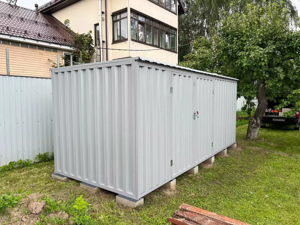 Хозблок для садовой техники и автомобильных шин в светлом цвете в дер. Малая Черная, Дмитровский г.о, МО