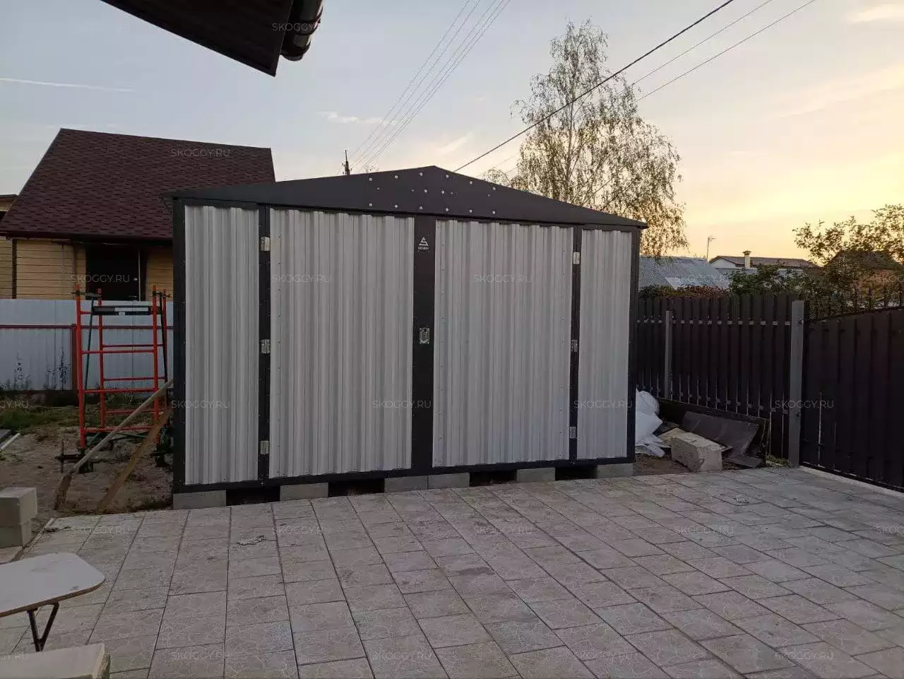 Широкий хозблок для вещей в комбинированной расцветке в пос. Бронницы, Раменский г.о, МО