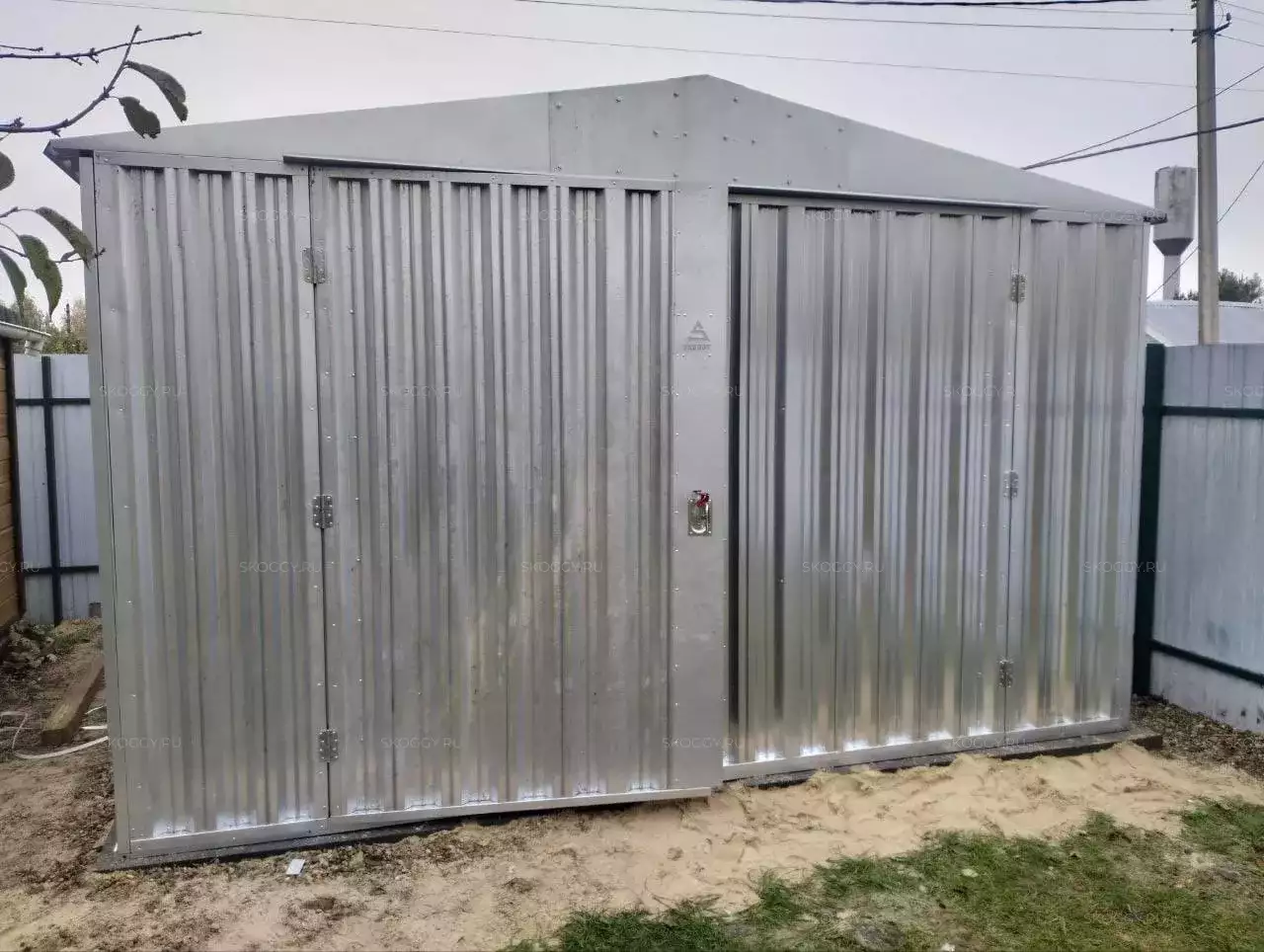 Вместительный хозблок для хозяйственных принадлежностей в цинковом цвете в СНТ Дачное, Серпуховский р-н, МО