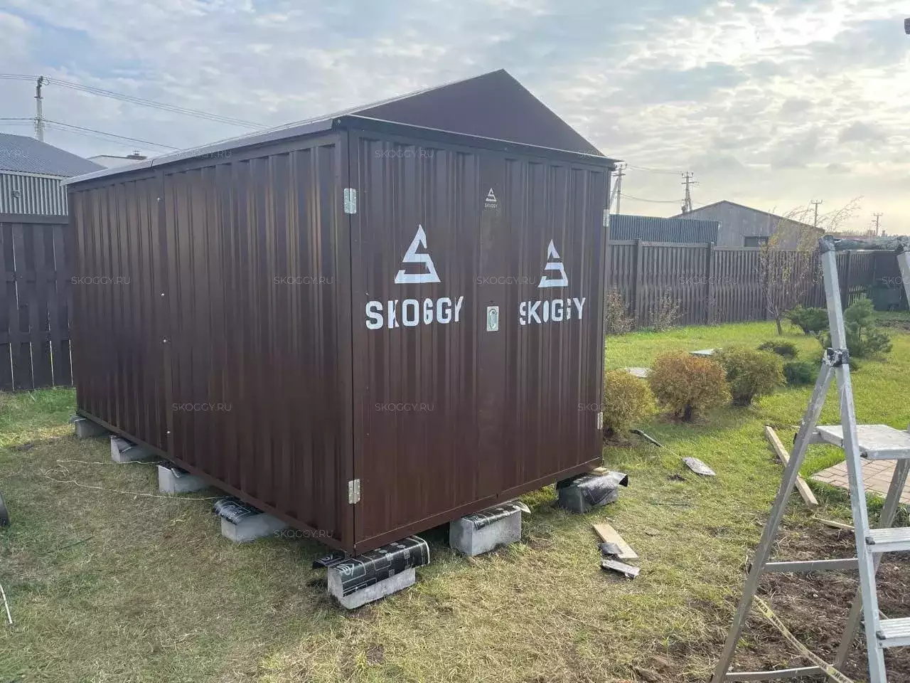 Хозблок для хранения вещей в шоколадном цвете в дер. Дубечино, г.о. Ступино, МО