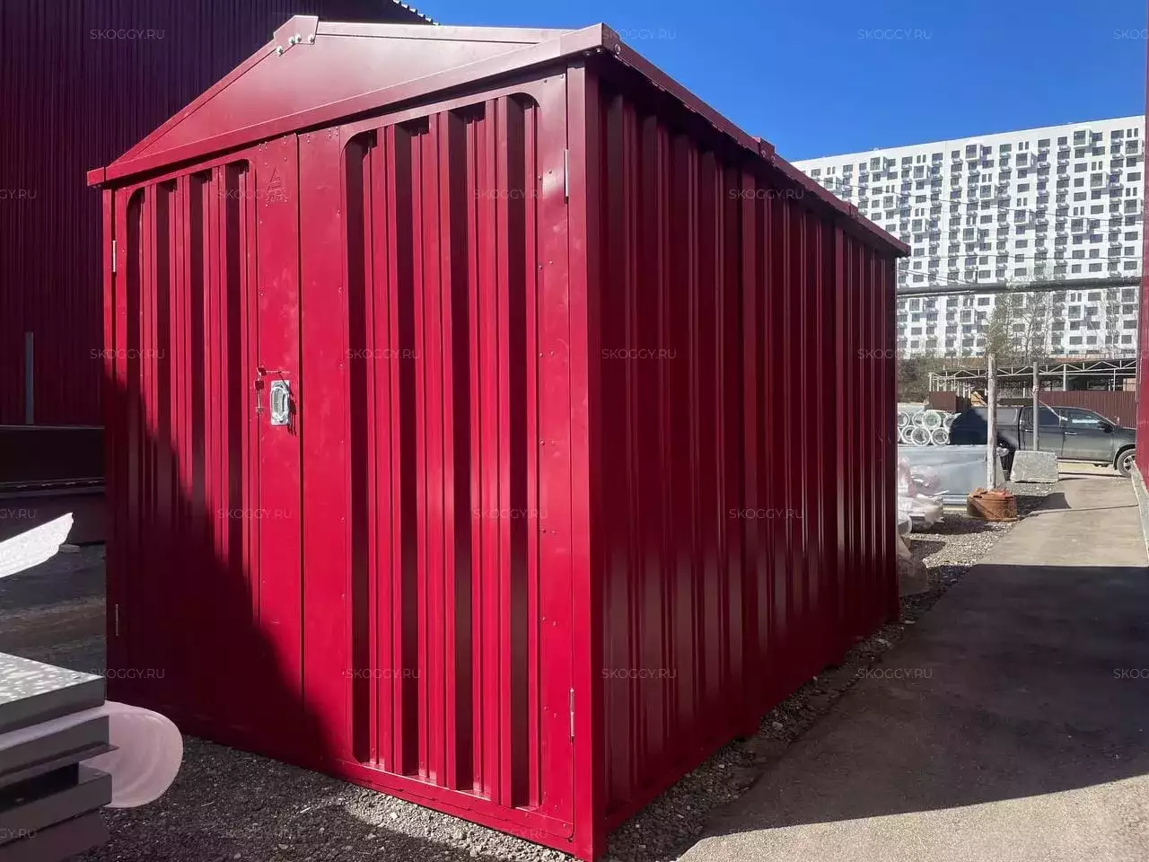 Хозблок для хозяйственных материалов в винно-красном цвете в дер. Тихоново, Можайский округ, МО