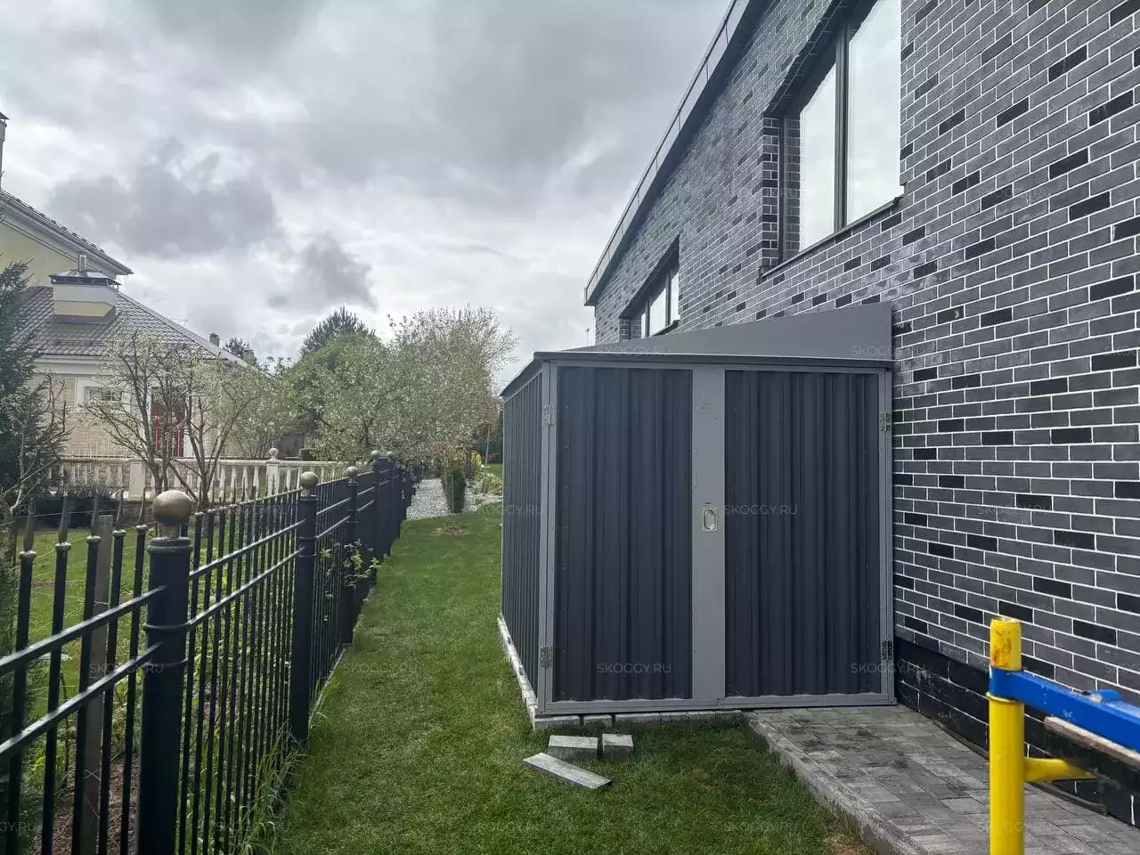 Хозблок для садовой тележки и хозяйственных вещей в двойной расцветке в дер. Славково, г.о. Истра, МО