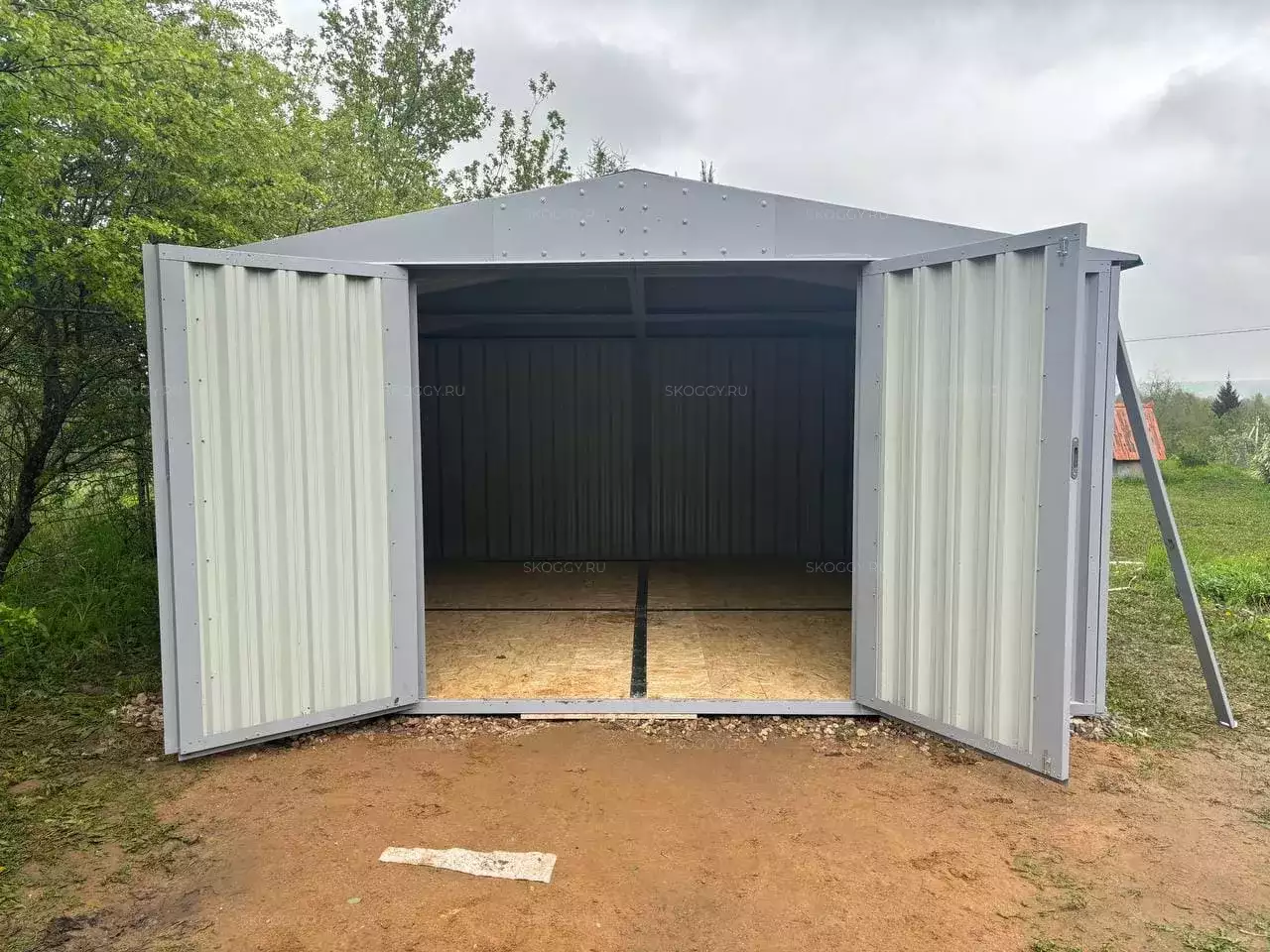 Широкий хозблок для велосипедов и инструментов в светло-сером цвете в дер. Конюхово, Александровский р-н, Владимирская обл.