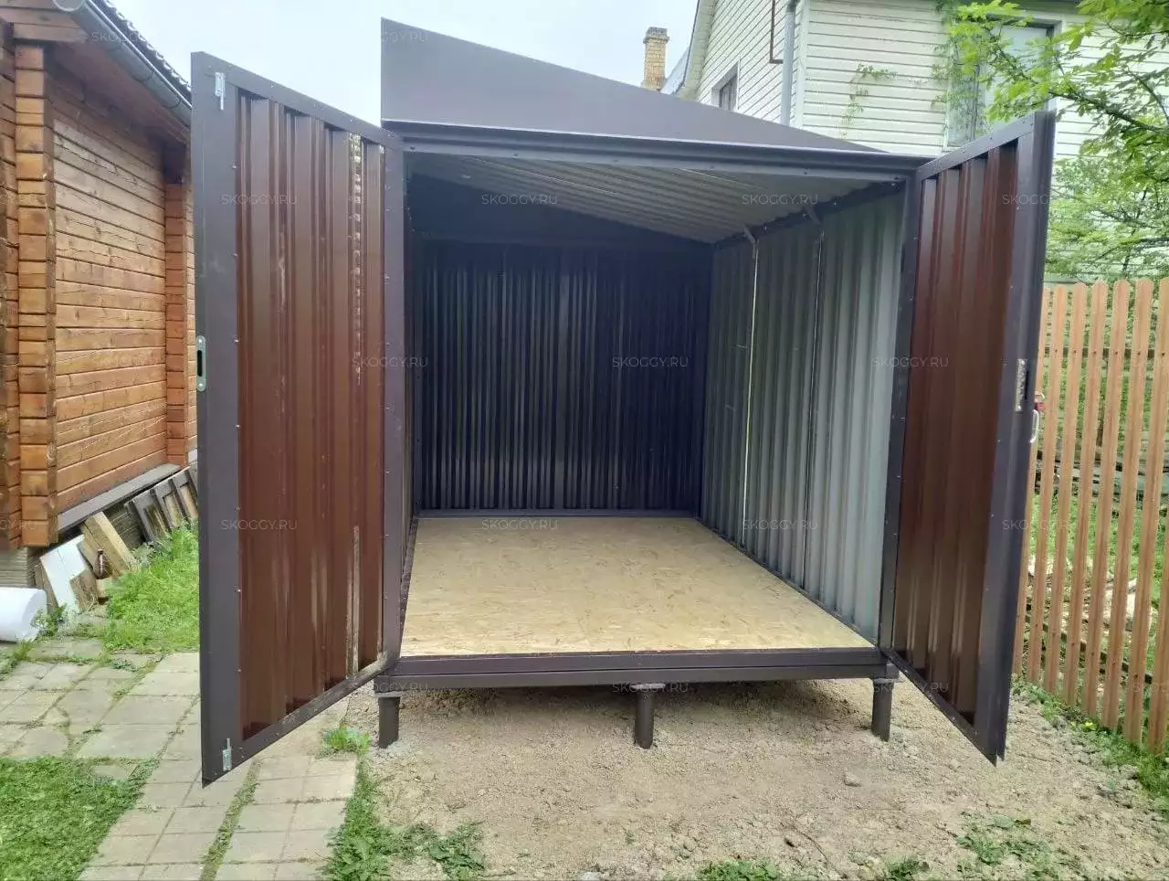 Хозблок для вещей в комбинированной расцветке в дер. Зинаевка, Наро-Фоминский окр., МО