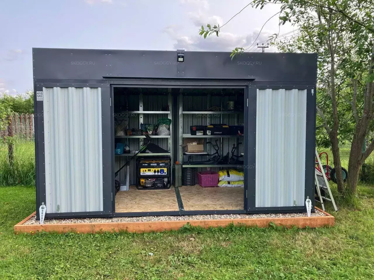 Хозблок с аксессуарами для хозяйственных вещей в графитовом цвете в дер. Марьино, Солнечногорский р-н, МО