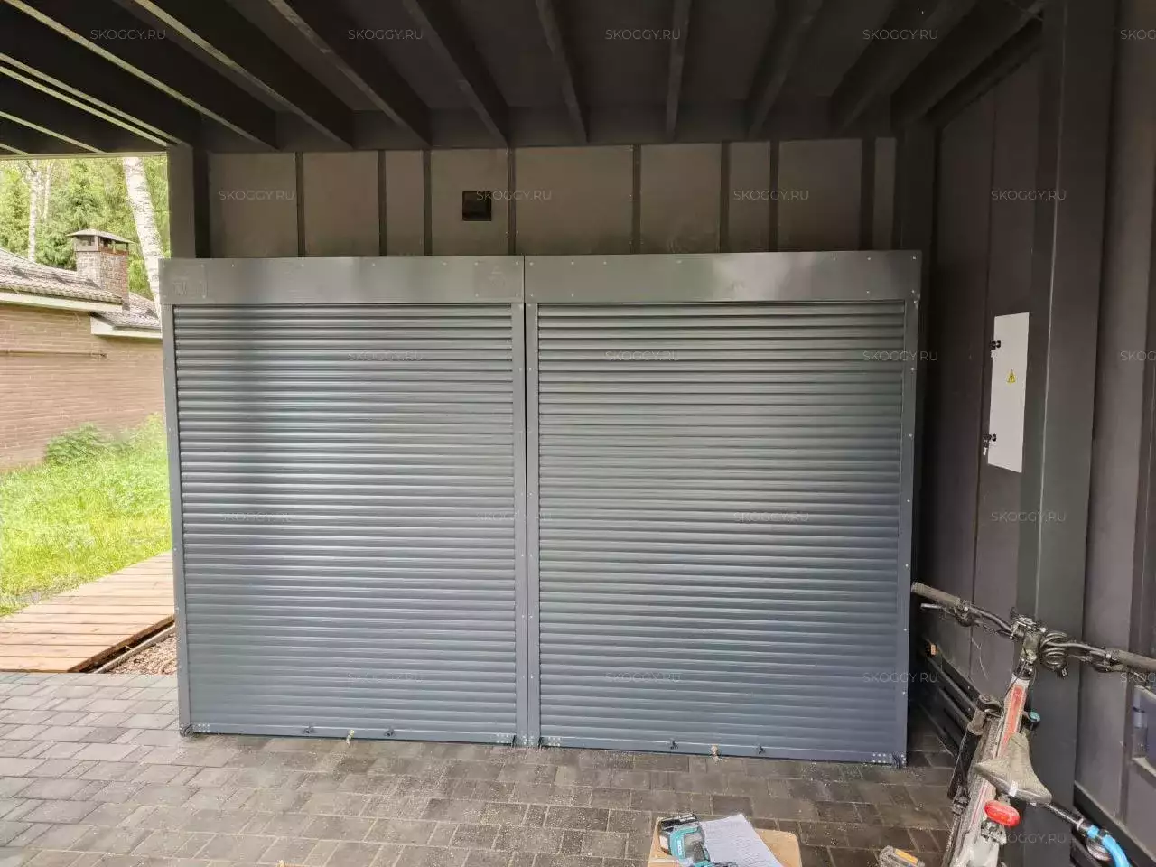 Два шкафа для хозяйственных вещей в графитовом цвете в дер. Жостово, г.о. Мытищи, МО