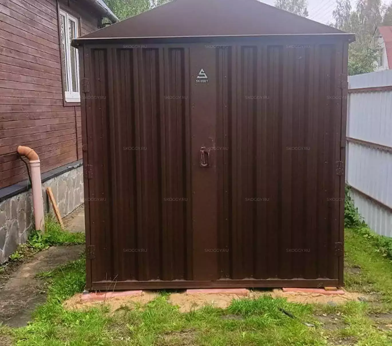 Хозблок для снегоуборочной техники и газонокосилки в шоколадном цвете в с. Заворово, Раменский м.о, МО