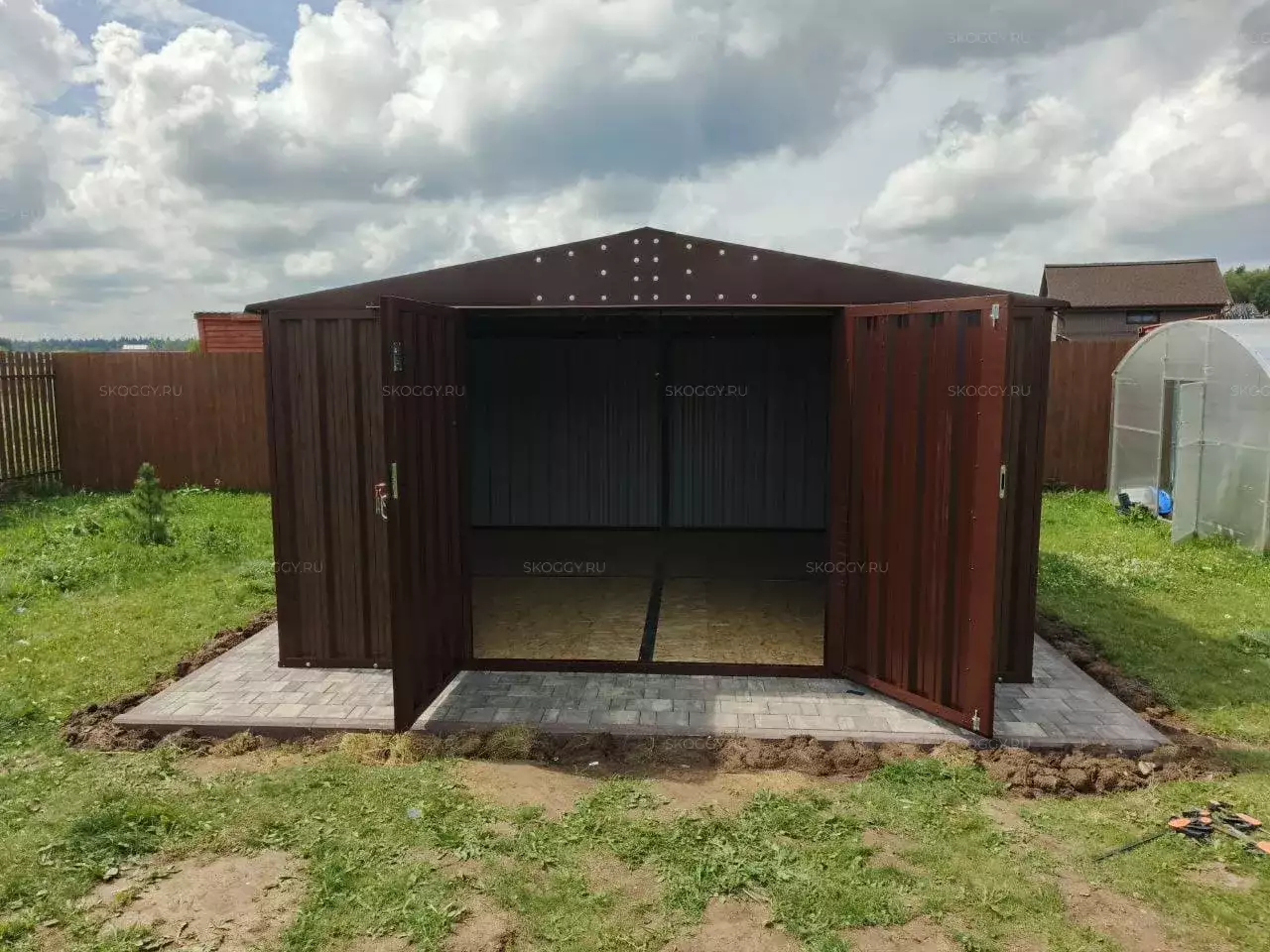 Хозблок для садовой техники и садовых принадлежностей в двойном окрашивании в дер. Скрипорово, Малоярославецкий р-н, Калужская обл.