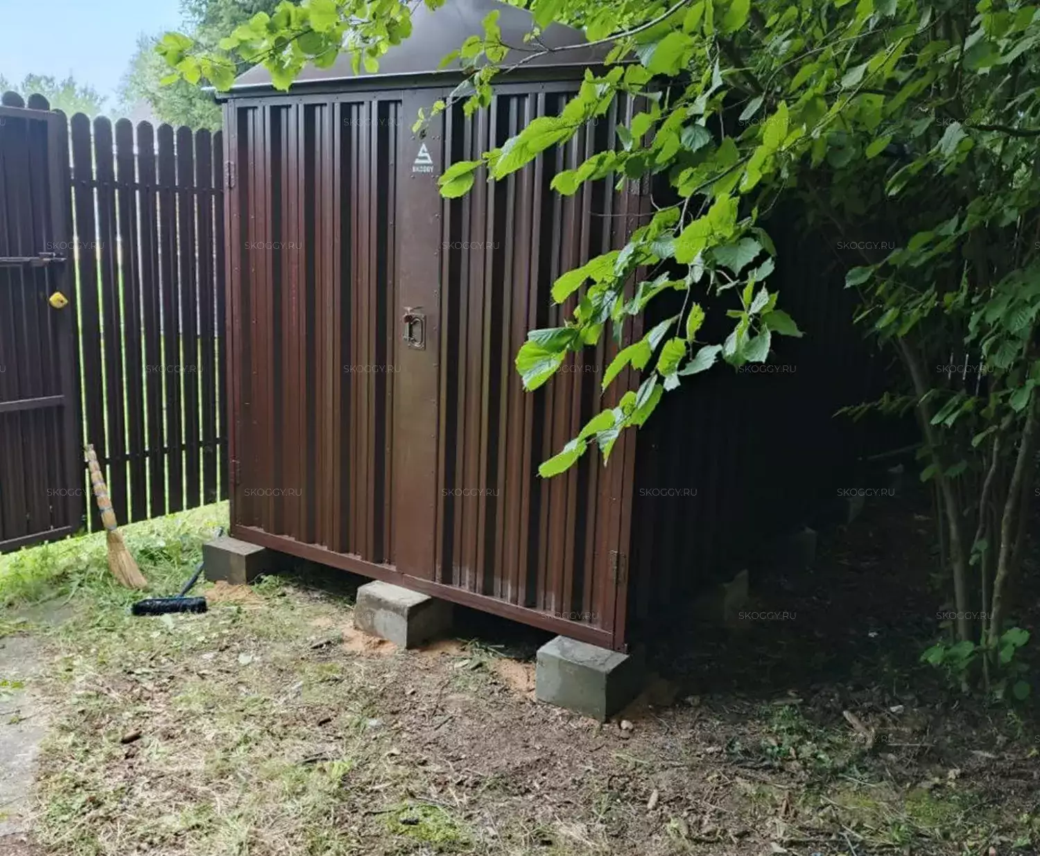 Хозблок для садовой техники и хозяйственных вещей в шоколадном цвете в дер. Ожигово, Троицкий адм. окр, г. Москва
