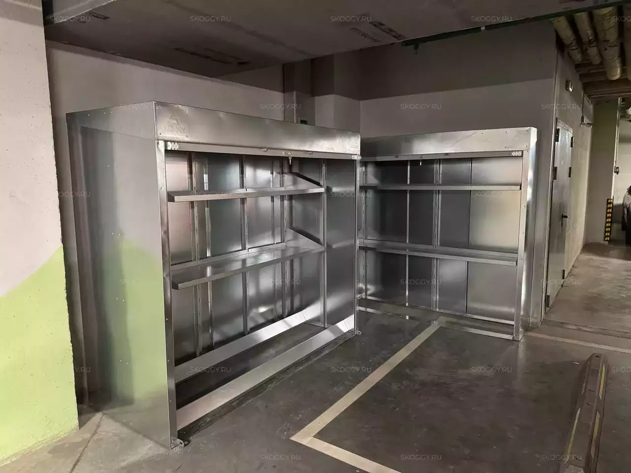 Два роллетных шкафа для колес и прочих вещей в цинковом цвете в г. Москва