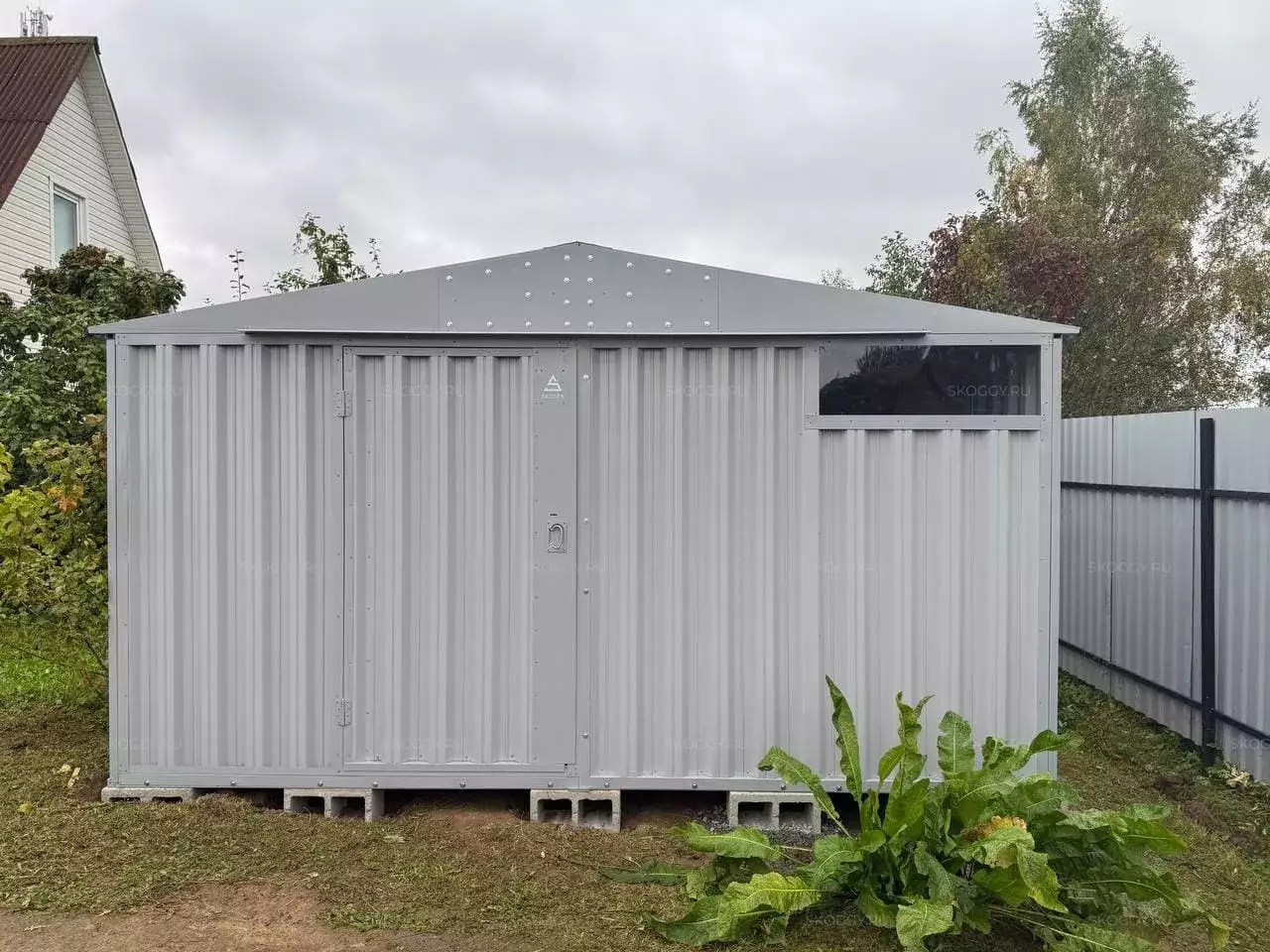 Хозблок для стройматериалов и хозяйственных вещей в светло-сером цвете в СТ Каскад, г.о. Истра, МО