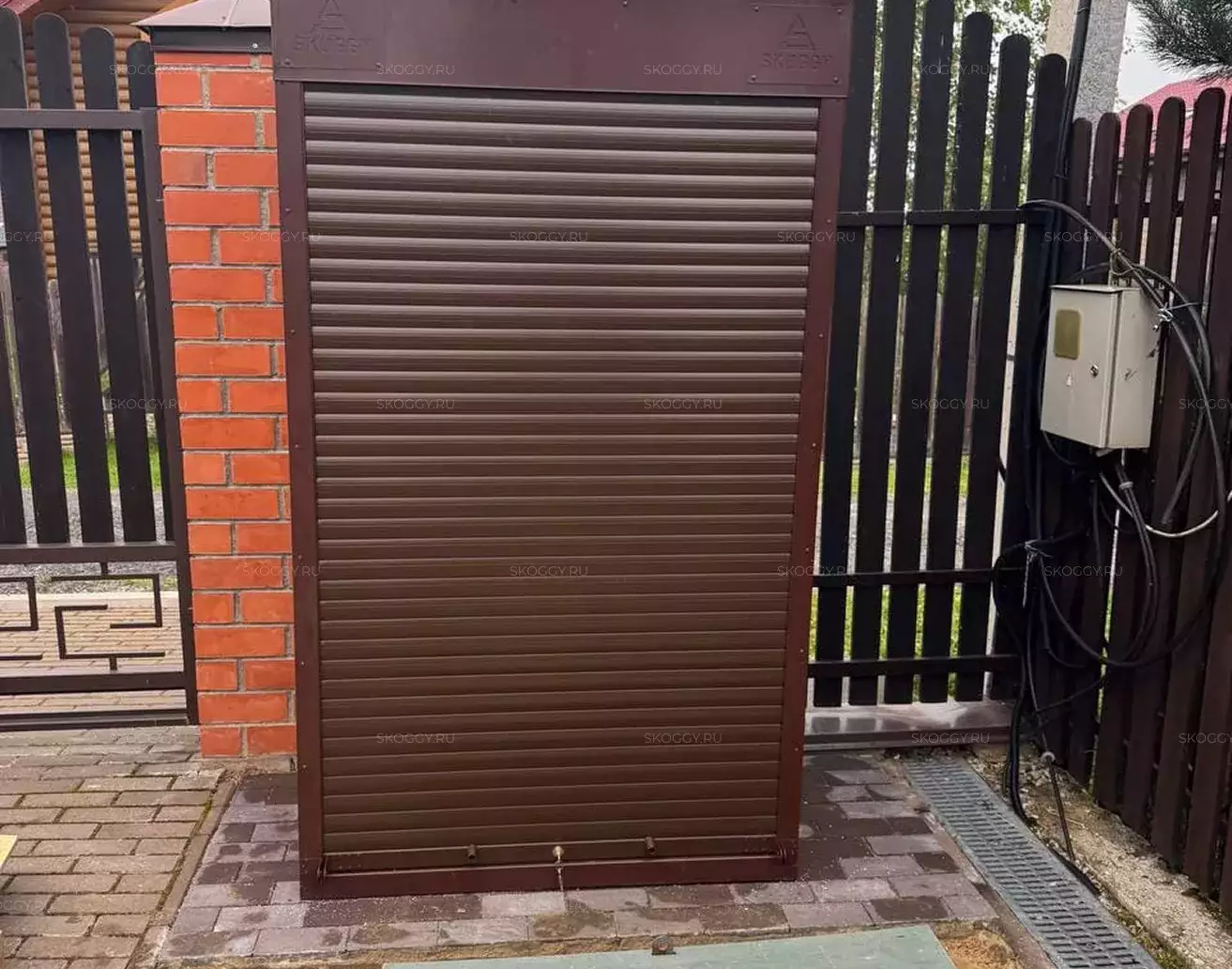 Уличный шкаф для аварийного генератора в шоколадном цвете в дер. Кореньки, г.о. Клин, МО