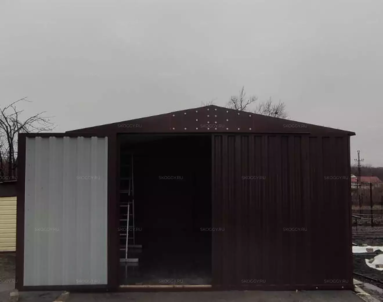 Гараж для хранения мототехники в шоколадном цвете в г. Свердловск, Луганская обл.