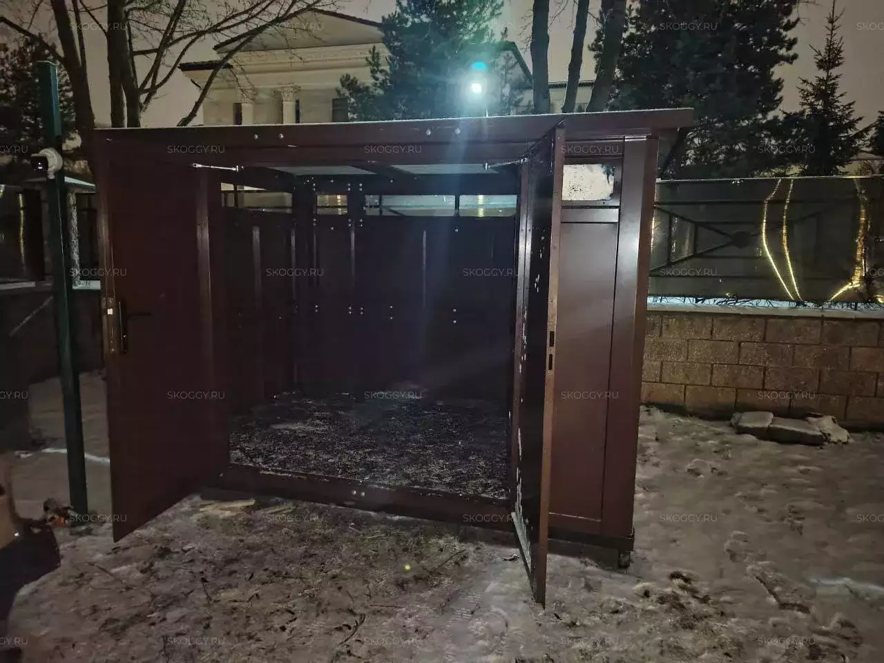 Люксовый хозблок для садовой техники и инвентаря в шоколадном цвете в дер. Славково, г.о. Истра, МО