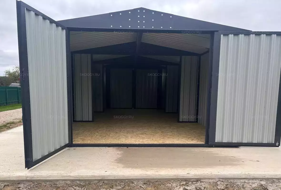 Вместительный гараж для трактора в графитовом цвете в дер. Каверино, Боровский мун.окр, Калужская обл.