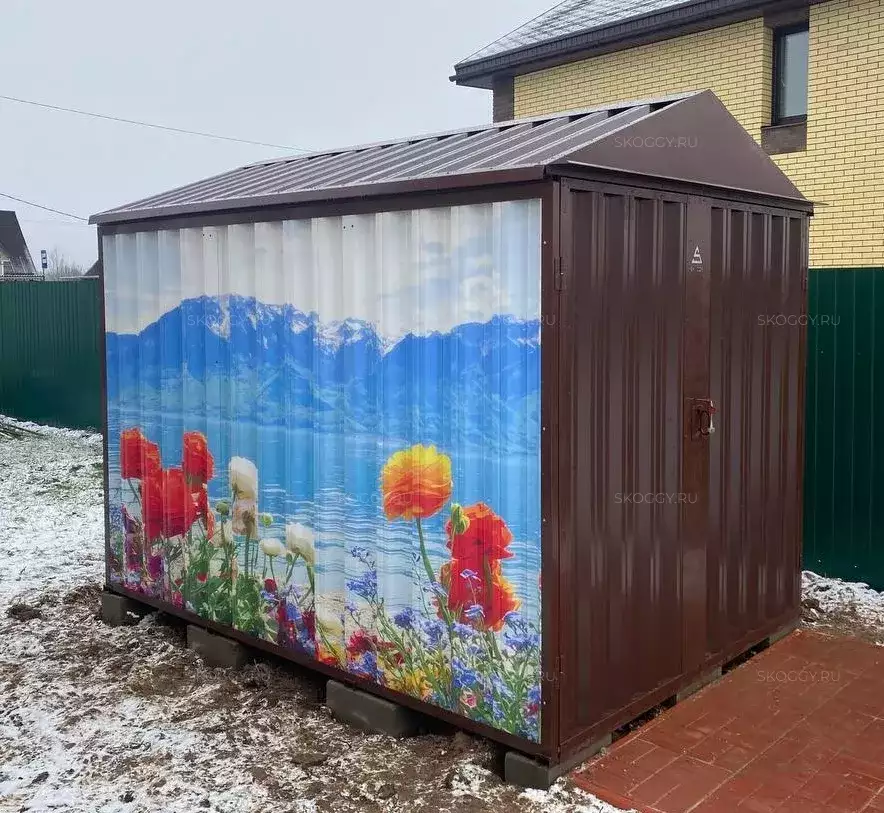 Хозблок для садовой техники и инвентаря в шоколадном цвете с принтом в дер. Елизарово, Солнечногорский р-н, МО