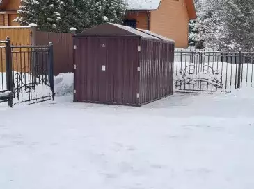Хозблок для инвентаря и снегоуборочной машины в шоколадном цвете в дер. Микшино, Ивановская область