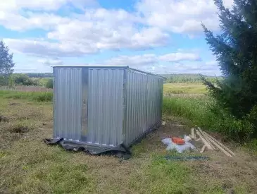 Хозблок для хозяйственных принадлежностей в цинковом цвете в с. Пригородный, Юрьев-Польский мун.окр, Владимирская обл. Хозблок для хозяйственных принадлежностей в цинковом цвете в с. Пригородный, Юрьев-Польский мун.окр, Владимирская обл.