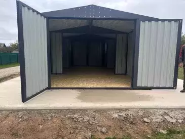 Вместительный гараж для трактора в графитовом цвете в дер. Каверино, Боровский мун.окр, Калужская обл.