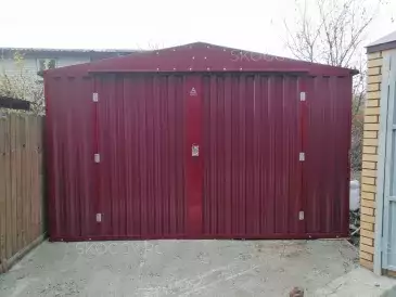 Автомобильный гараж в винно-красном цвете в дер. Северово, г.о. Подольск, МО