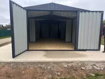 Вместительный гараж для трактора в графитовом цвете в дер. Каверино, Боровский мун.окр, Калужская обл.