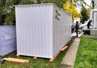 Вместительный контейнер для укрытия в белоснежном цвете на выставке ВДНХ, г. Москва 