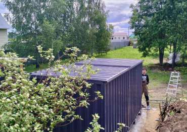 Стильный хозблок с плоской крышей в графитовом цвете в г. Раменское, МО