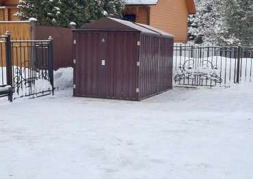 Современный хозблок для инвентаря и снегоуборочной машины в шоколадном цвете в дер. Микшино, Ивановская область