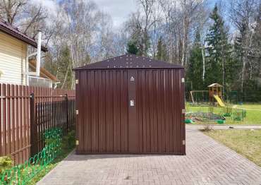 Компактный гараж для хранения садовой техники в шоколадном цвете в КП Нарвские сады, Жуковский р-н, Калужская область
