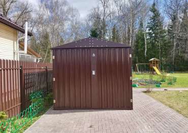 Инновационный гараж для хранения садовой техники в шоколадном цвете в КП Нарвские сады, Жуковский р-н, Калужская область