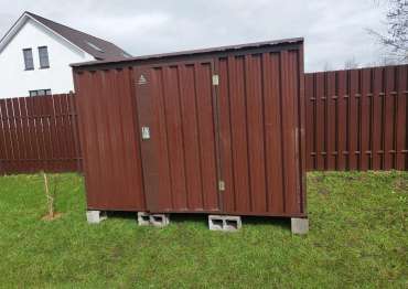 Эргономичный хозблок для хранения различных принадлежностей в шоколадном цвете в дер. Андрейково, Рузский р-н, МО Эргономичный хозблок для хранения различных принадлежностей в шоколадном цвете в дер. Андрейково, Рузский р-н, МО