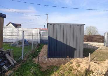 Современный контейнер для хранения садовой техники в графитовом цвете в дер. Дерново, Можаский р-н, МО Современный контейнер для хранения садовой техники в графитовом цвете в дер. Дерново, Можаский р-н, МО