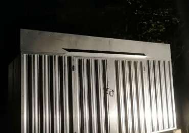 Современный хозблок для хранения вещей в блестящем цинковом цвете в дер. Малые Горки, Наро-Фоминский р-н, МО