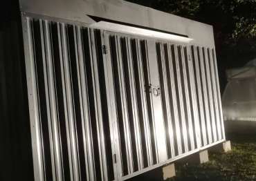 Компактный хозблок для хранения вещей в блестящем цинковом цвете в дер. Малые Горки, Наро-Фоминский р-н, МО