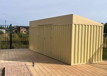 Хозблок для вещей в цвете "слоновая кость" в дер. Орехово, с.п. Корсаково, Жуковский р-н, Калужская обл. Хозблок для вещей в цвете "слоновая кость" в дер. Орехово, с.п. Корсаково, Жуковский р-н, Калужская обл.