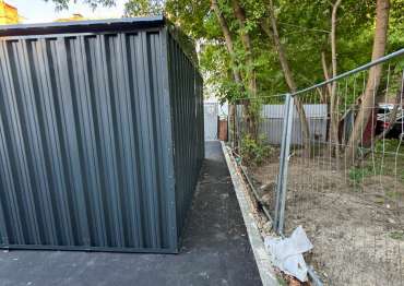 Универсальный хозблок для инвентаря в антрацитовом цвете на территорию колледжа, г. Москва Универсальный хозблок для инвентаря в антрацитовом цвете на территорию колледжа, г. Москва