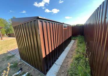 Компактный хозблок с односкатной крышей для велосипедов и хозяйственных вещей в дер. Курилово, г.о. Солнечногорск, МО Компактный хозблок с односкатной крышей для велосипедов и хозяйственных вещей в дер. Курилово, г.о. Солнечногорск, МО