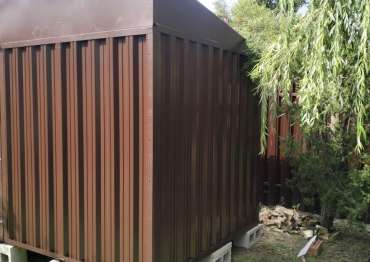 Не повторимый хозблок в шоколадном цвете для хранения садовой техники, инвентаря и велосипедов в СНТ Кузьминский лес, г. Домодедово, МО Не повторимый хозблок в шоколадном цвете для хранения садовой техники, инвентаря и велосипедов в СНТ Кузьминский лес, г. Домодедово, МО