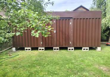 Современный хозблок с односкатной крышей для садовой техники и инвентаря в шоколадном цвете в СНТ Кузьминский лес, г. Домодедово, МО Современный хозблок с односкатной крышей для садовой техники и инвентаря в шоколадном цвете в СНТ Кузьминский лес, г. Домодедово, МО