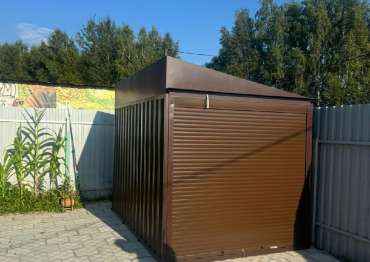 Современный хозблок для садового инвентаря с рольставнями в расцветке "под дерево" в дер. Булычево, г.о. Чехов, МО