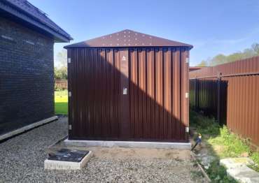 Стильный хозблок для садовой техники в шоколадном цвете в дер. Вишняково, Калининский м.о, Тверская обл. Стильный хозблок для садовой техники в шоколадном цвете в дер. Вишняково, Калининский м.о, Тверская обл.