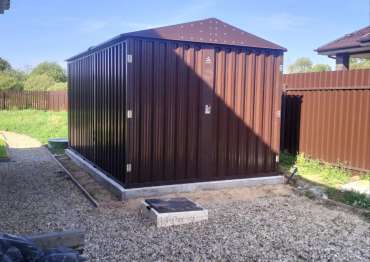 Универсальный хозблок с распашными воротами для садовой техники в шоколадном цвете в дер. Вишняково, Калининский м.о, Тверская обл. Универсальный хозблок с распашными воротами для садовой техники в шоколадном цвете в дер. Вишняково, Калининский м.о, Тверская обл.