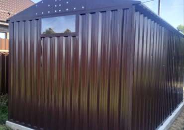 Современный хозблок с распашными воротами в шоколадном цвете в дер. Вишняково, Калининский м.о, Тверская обл. Современный хозблок с распашными воротами в шоколадном цвете в дер. Вишняково, Калининский м.о, Тверская обл.