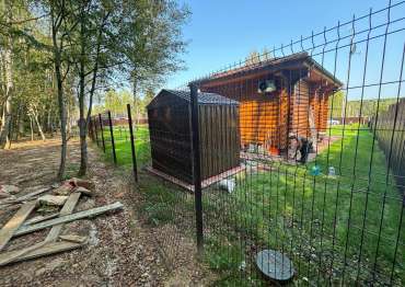 Компактный хозблок для садового инвентаря и техники в двойной расцветке в дер. Веткино, с.п. Ярденево, Малоярославецкий р-н, Калужская обл. Компактный хозблок для садового инвентаря и техники в двойной расцветке в дер. Веткино, с.п. Ярденево, Малоярославецкий р-н, Калужская обл.