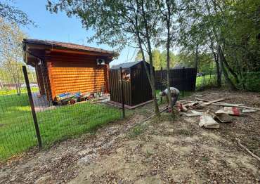 Хозблок на участок для садового инвентаря и техники в двойной расцветке в дер. Веткино, с.п. Ярденево, Малоярославецкий р-н, Калужская обл. Хозблок на участок для садового инвентаря и техники в двойной расцветке в дер. Веткино, с.п. Ярденево, Малоярославецкий р-н, Калужская обл.