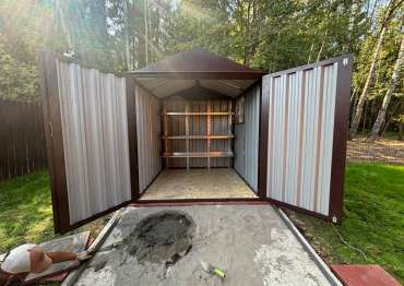 Хозблок с распашными воротами для садового инвентаря и техники в двойной расцветке в дер. Веткино, с.п. Ярденево, Малоярославецкий р-н, Калужская обл.  Хозблок с распашными воротами для садового инвентаря и техники в двойной расцветке в дер. Веткино, с.п. Ярденево, Малоярославецкий р-н, Калужская обл.